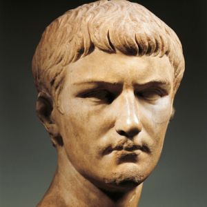 caligula-9235253-2-402.jpg