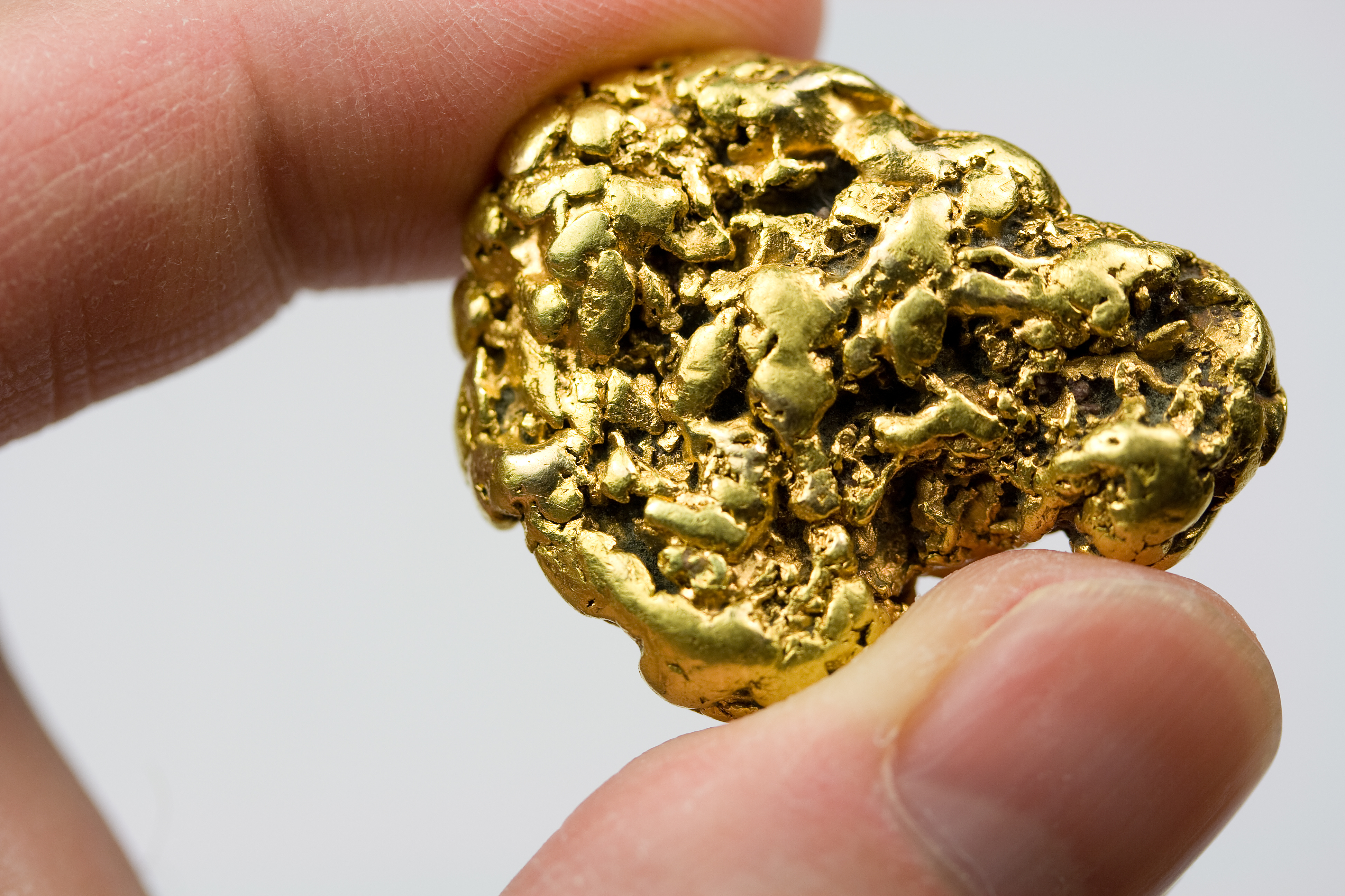 Почему драгоценные металлы. Золотые слитки и самородки. Самородное золото. Чистое золото в природе. Золотые самородки в природе.